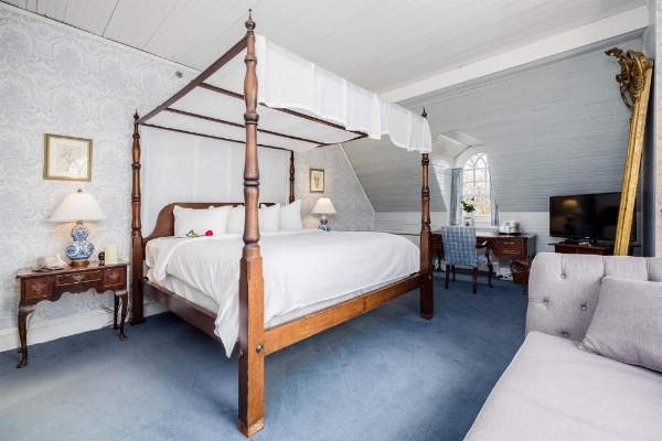 Simsbury 1820 House image 16