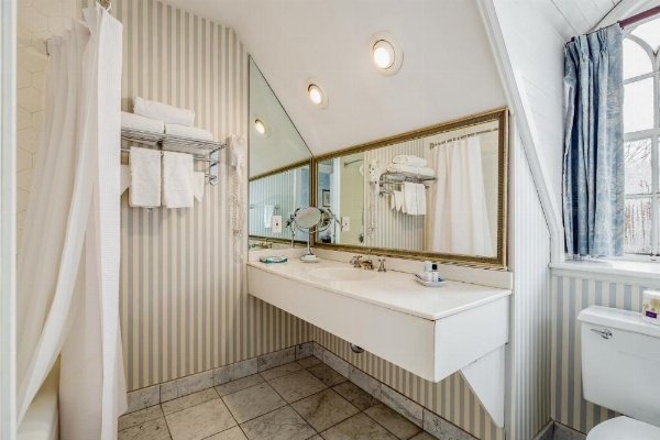 Simsbury 1820 House image 17