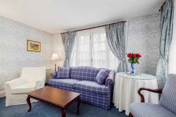 Simsbury 1820 House image 21